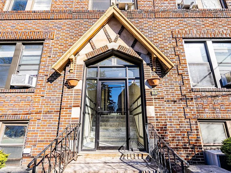 65 W 39th St — Photo 15