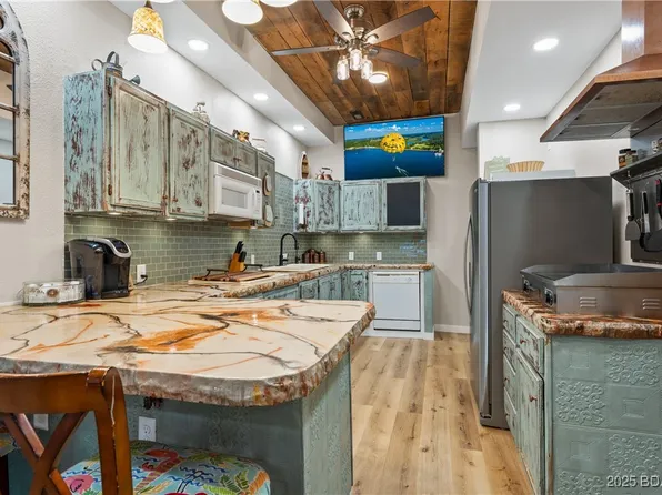 960 Spring Cove Rd, Sunrise Beach, MO 65079