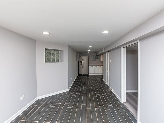 4th image of 4481 N Keokuk Ave #G
