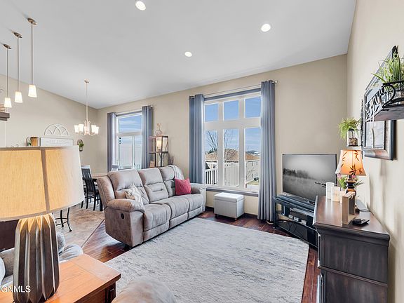 4th image of 1739 Calgary Loop