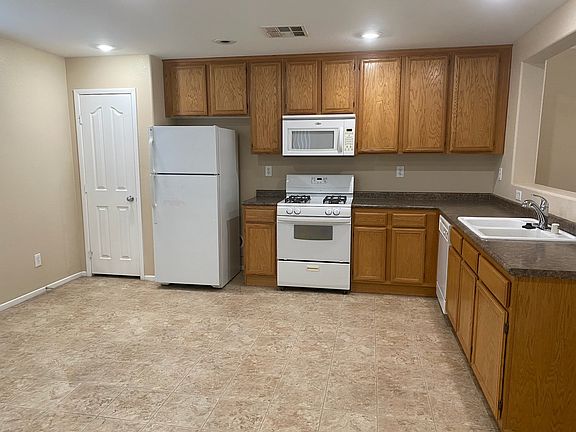 #GuardianRealty 66 Branch Field Silverado Ranch Rental 3 Bedroom Home kitchn 2_02072022
