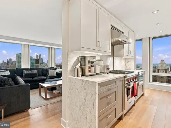 210 Locust St APT 28G, Philadelphia, PA 19106