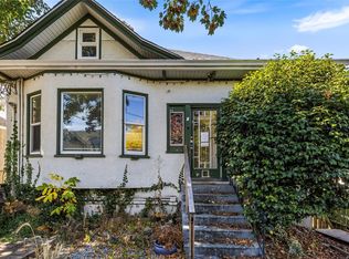2002 Chambers St, Victoria, BC V8T 3K9