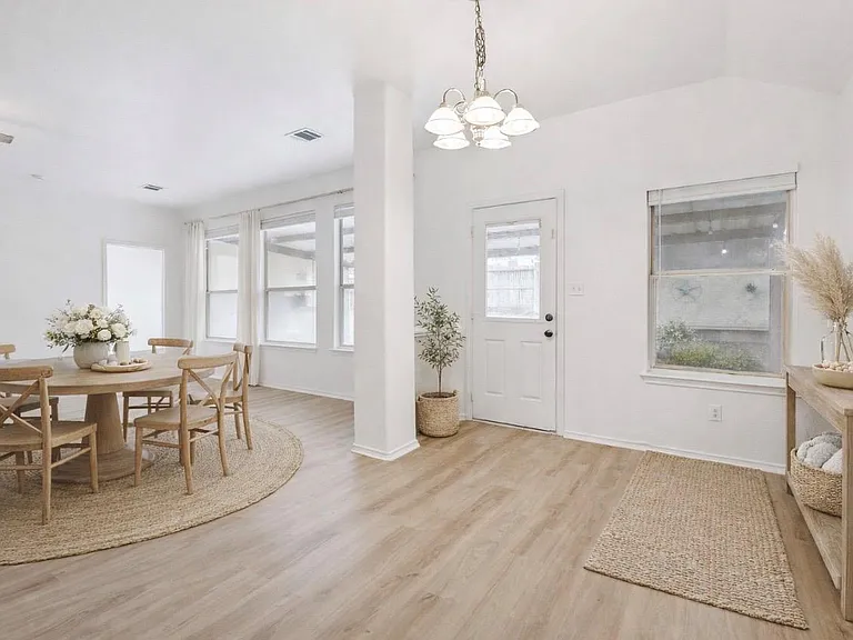 1611 Sunnycrest Cir — Photo 2