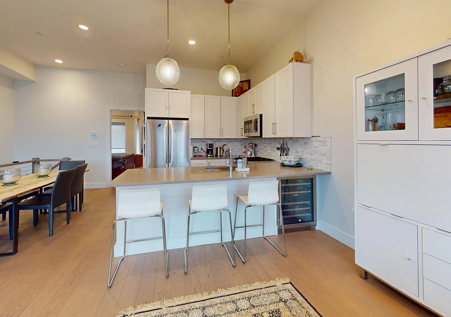 Phenomenal 3BR Penthouse Duplex w/ Skyline & Harbor Views — Photo 3
