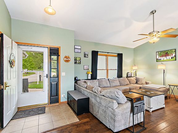 3rd image of 919 Spring Dr