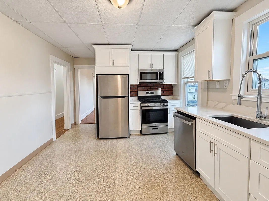 4 bed, 1.0 bath, 1336 sqft, $3,500 — Photo 2