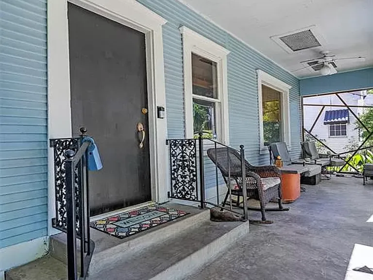 660 College St — Photo 2
