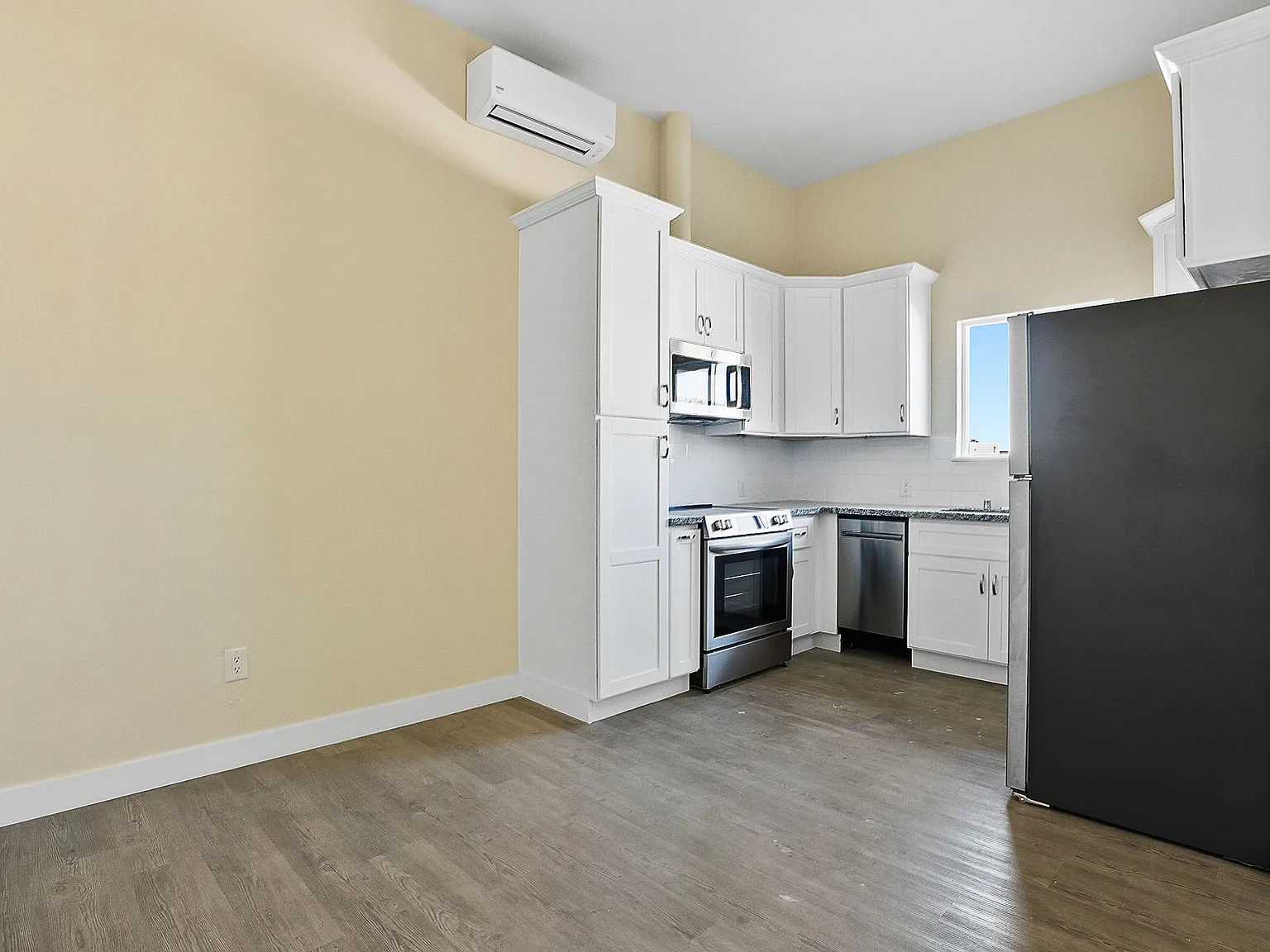 1 bed, 402 sqft, $1,950 — Photo 4