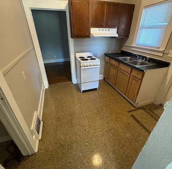 1233 E 29th St #1233 — Photo 3