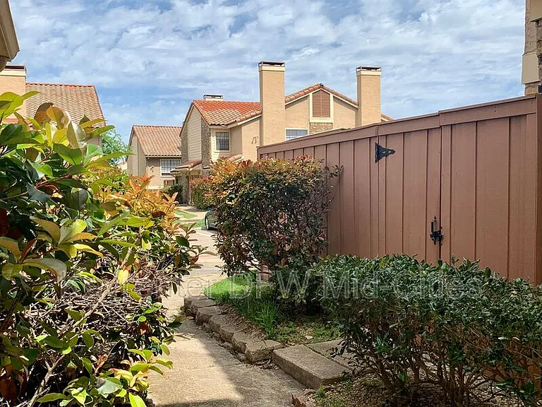 2623 Piedras Dr — Photo 2