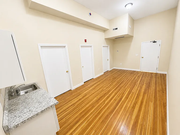 105 Bank St — Photo 110