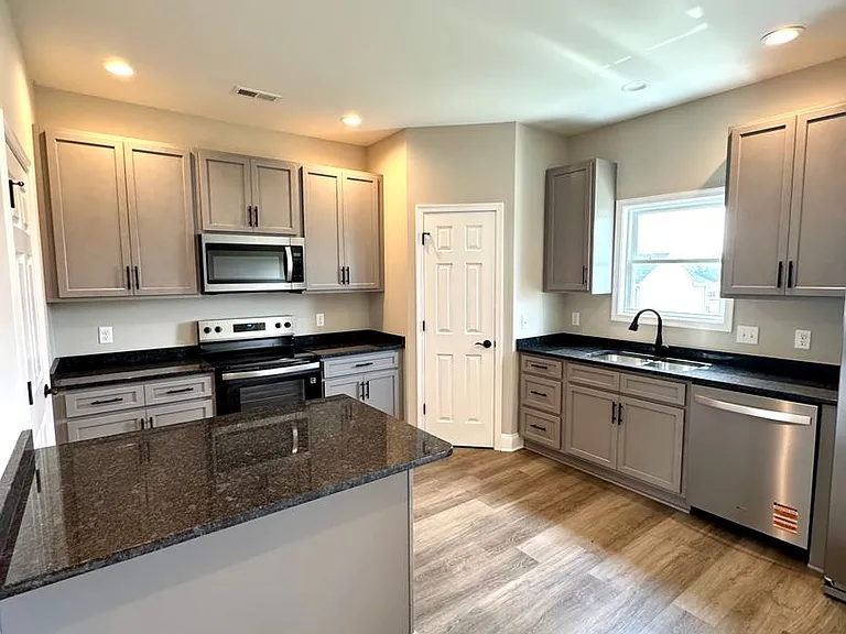 678 Zephyr Dr — Photo 4