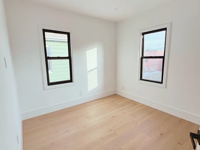 1725 Hone Ave — Photo 3