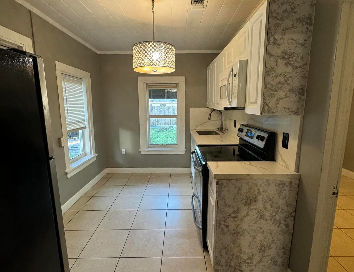 2 bed, 1.0 bath, 561 sqft, $2,000 — Photo 2