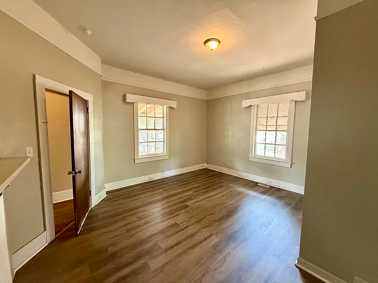 121 Farmer St — Photo 2