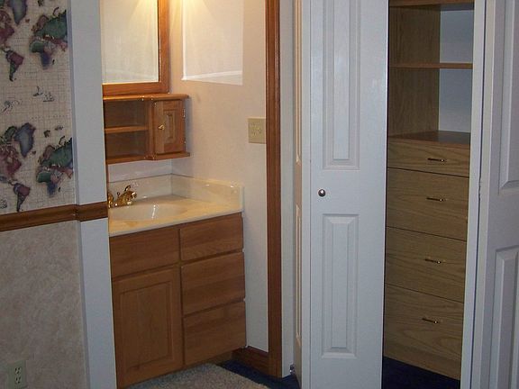 bdrm w/ built-in vanity