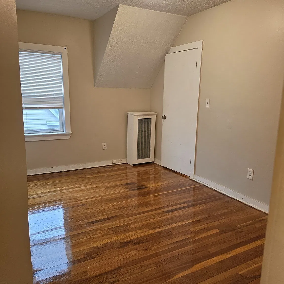 3 bed, 1.0 bath, 1018 sqft, $2,600 — Photo 2
