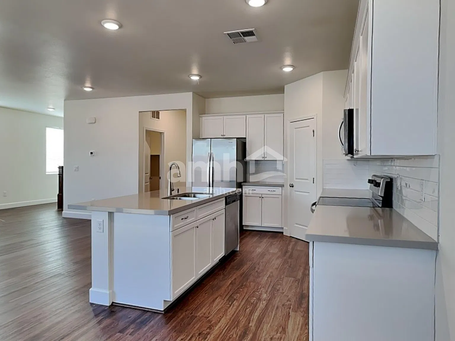 4 bed, 2.5 bath, 2463 sqft, $2,440 — Photo 3