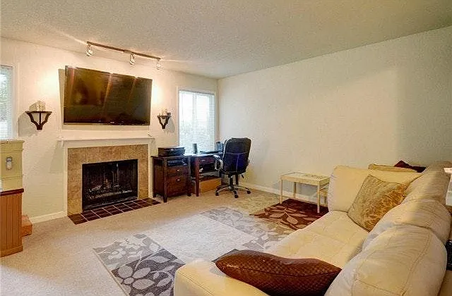 12617 NE 130th Way — Photo 3