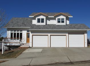 624 Regina Ln, Bismarck, ND 58503