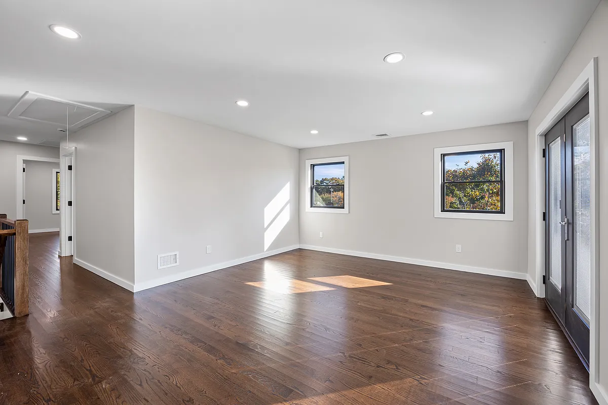 Building Photo - Lamport Ave