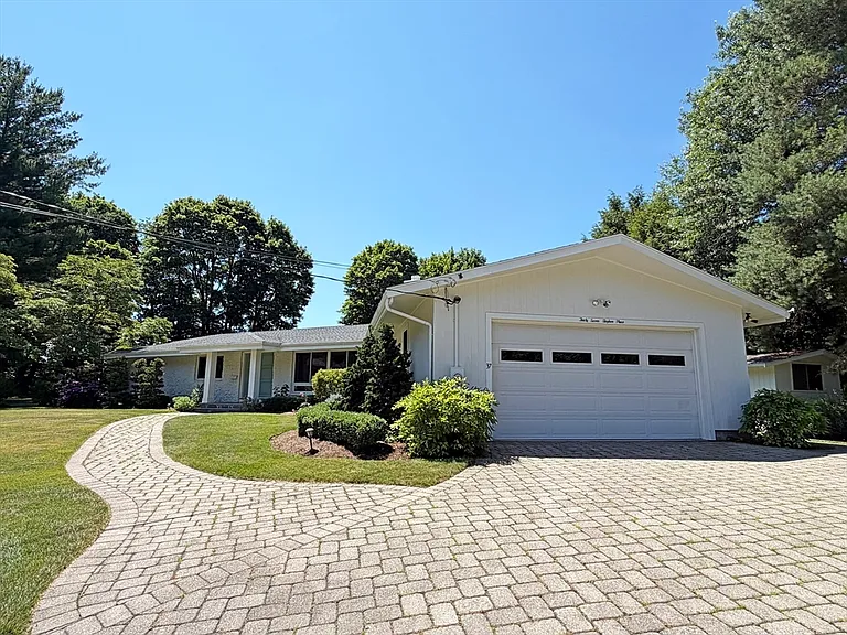 37 Stephen Pl — Photo 2