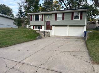 2804 Janan Dr, Bellevue, NE 68005