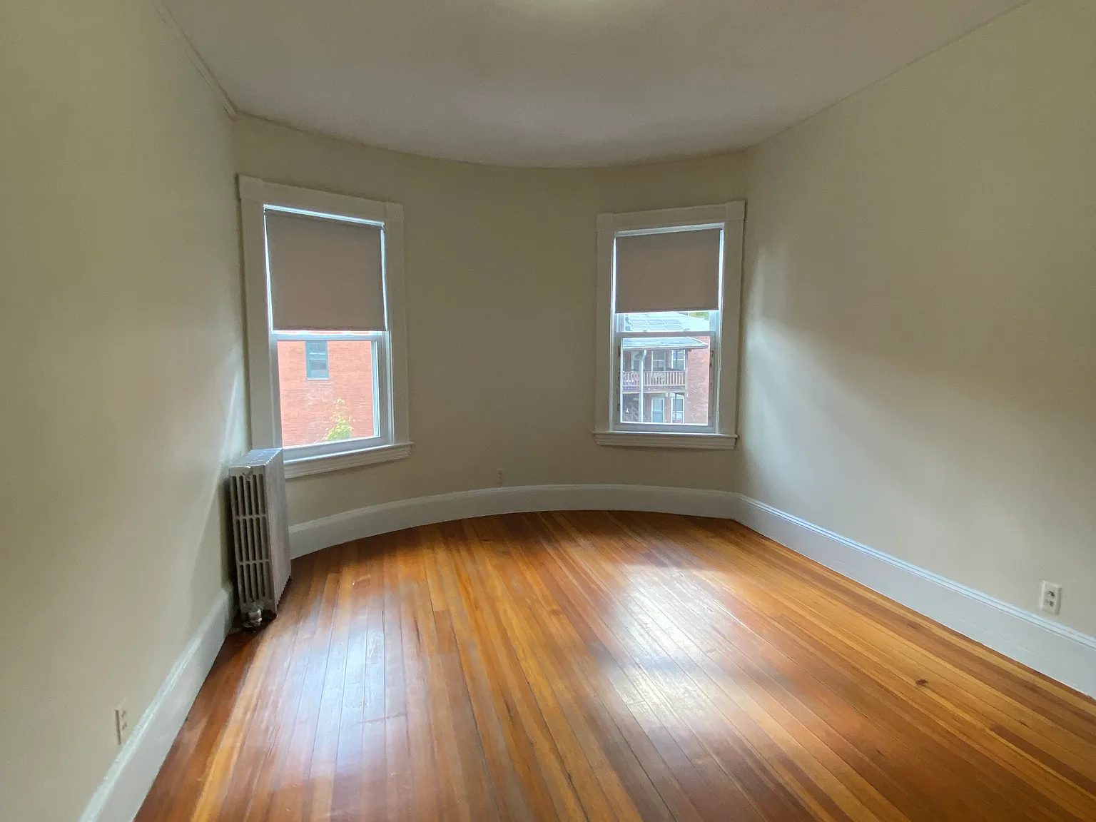 3 bed, 999 sqft, $3,200 — Photo 1