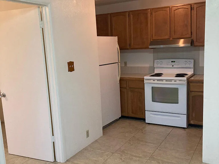 1066 Green St #300 — Photo 2