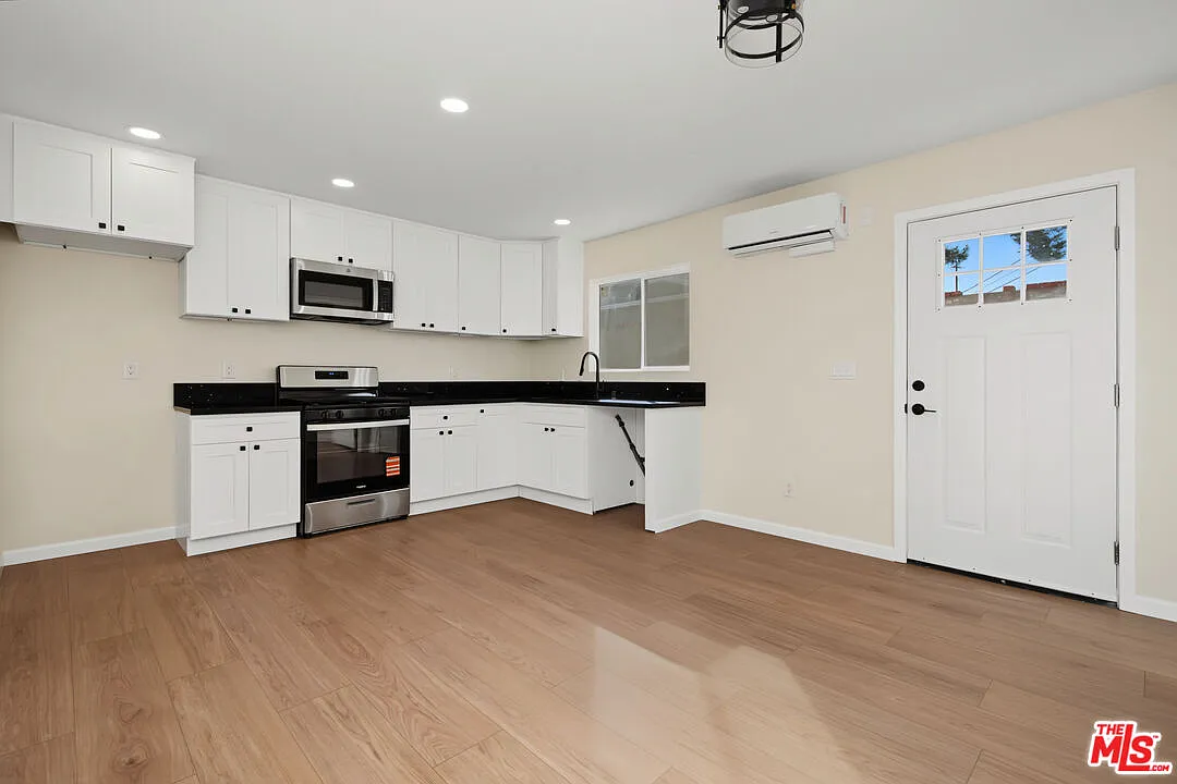 2 bed, 1.0 bath, $2,850 — Photo 2