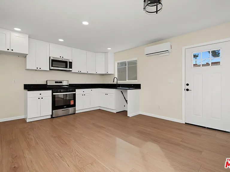 11512 Fenton Ave — Photo 2