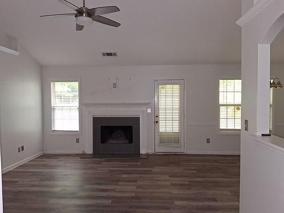 4th image of 300 Lakeside Dr