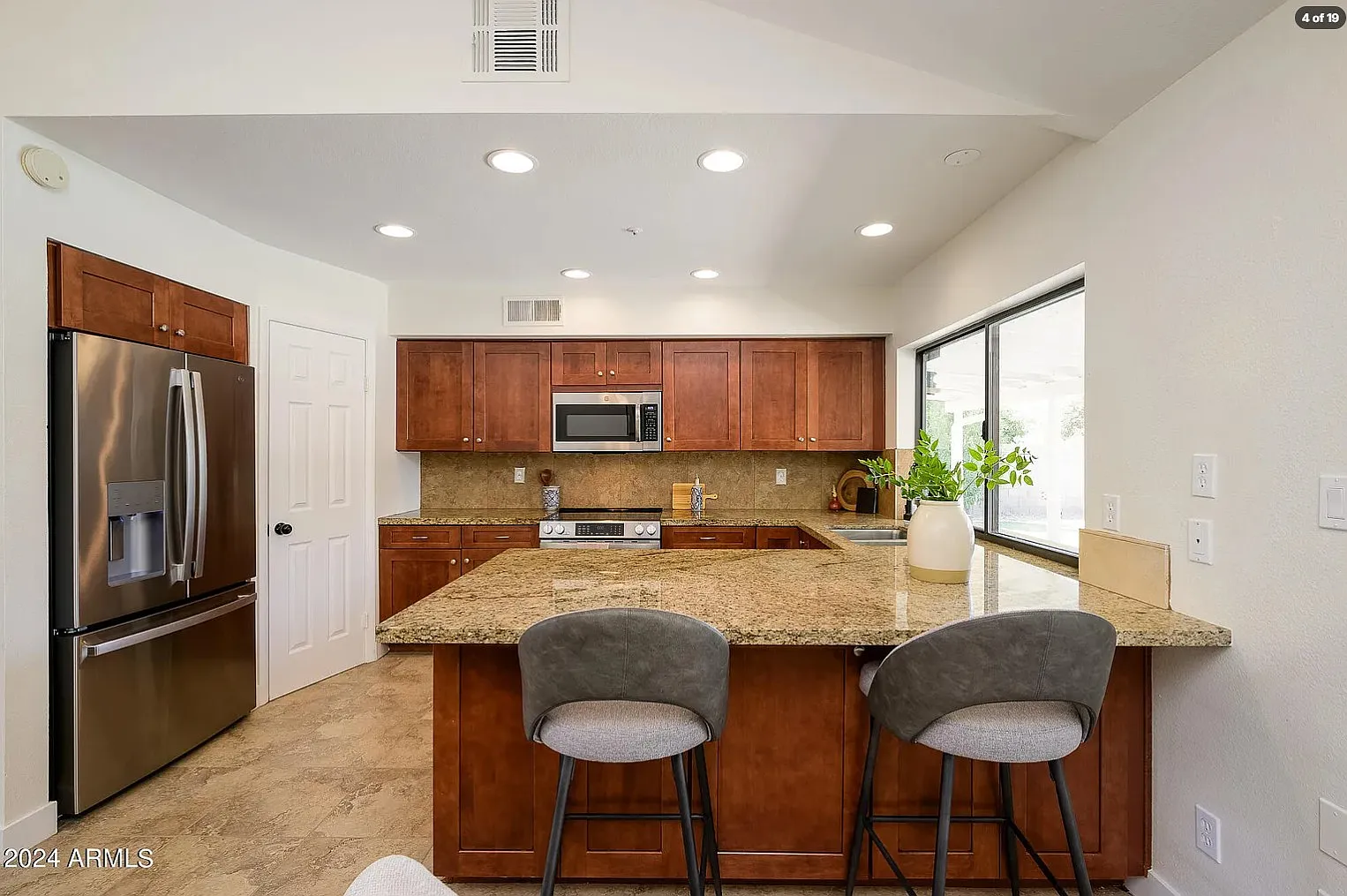 4 bed, 1973 sqft, $3,700 — Photo 2