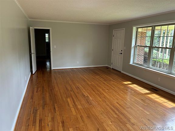 5th image of 204 Holly Hill Rd