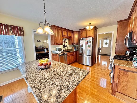 4th image of 619 Maplewood Dr