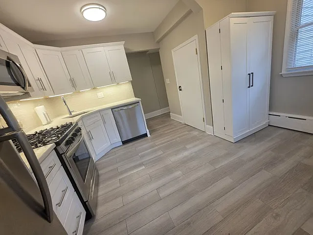 142-144 N Broadway #1 — Photo 2