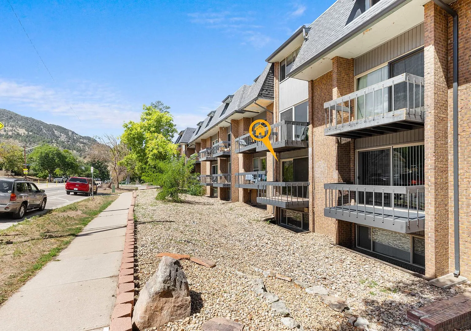3 Bedroom Townhome Available Near CU!! — Photo 2