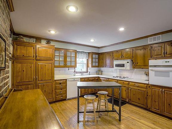 5th image of 6108 W 90th St