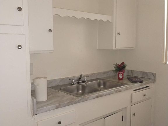 5th image of 1452 Laurel Ave APT 3