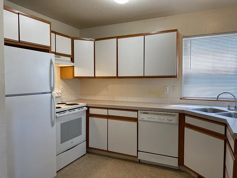 610 S Whitcomb St #B — Photo 7