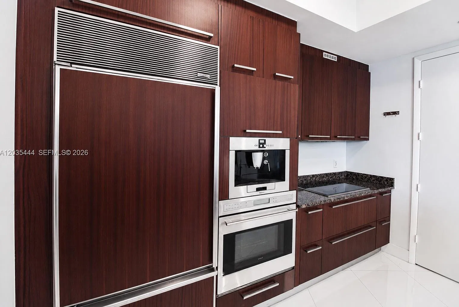 2 bed, 2.0 bath, 18747 sqft, $6,000 — Photo 4