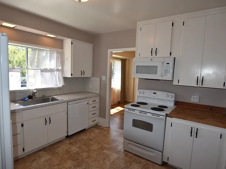 1635 Brewster Ave — Photo 10
