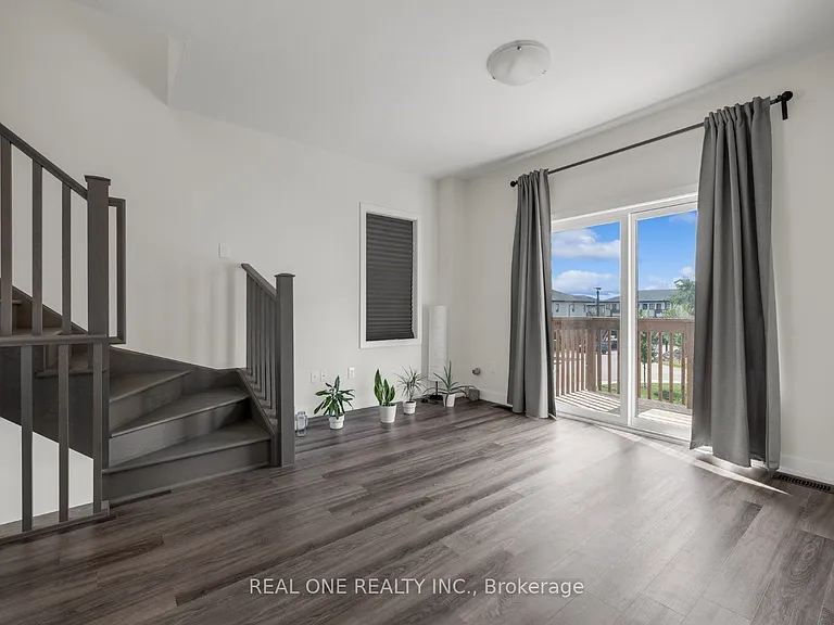 1 Markle Cres — Photo 3