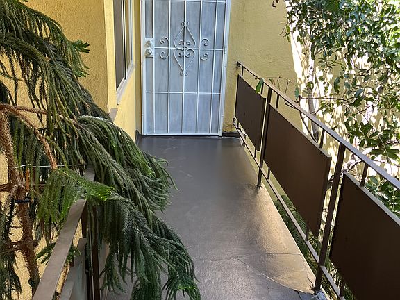 3rd image of 14641 Magnolia Blvd APT 5