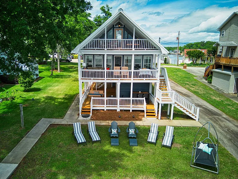 200 Mariners Pointe Rd — Photo 1
