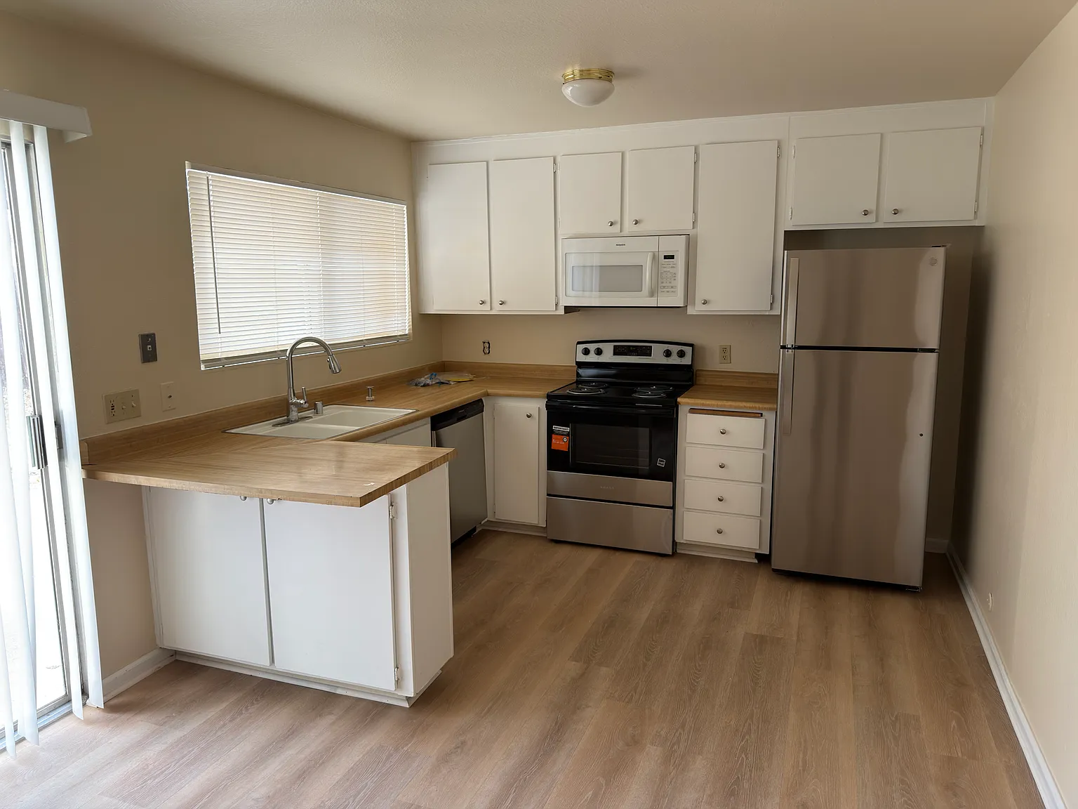 3 bed, 1160 sqft, $2,696 — Photo 3