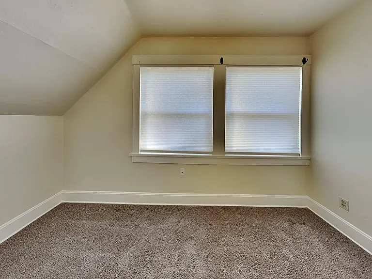 914 E Indiana Ave — Photo 17