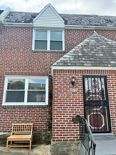 3 bed, 1.5 bath, 1332 sqft, $2,200 — Photo 2