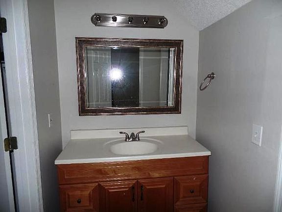 4th image of 121 Sycamore Dr